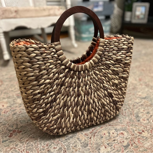 The Limited Elegant Woven Straw Bag with Wooden Handles. Brown and orange. - Picture 2 of 7